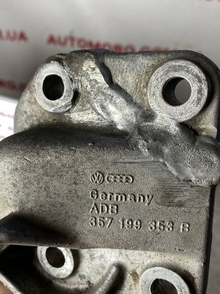 Кронштейн АКПП лівий VW Volkswagen Passat B4 (1993&mdash;1996) , Golf III (1991&mdash;1998) / Seat Ibiza ll (1993&mdash;2002) 357199353B 2885636714 фото