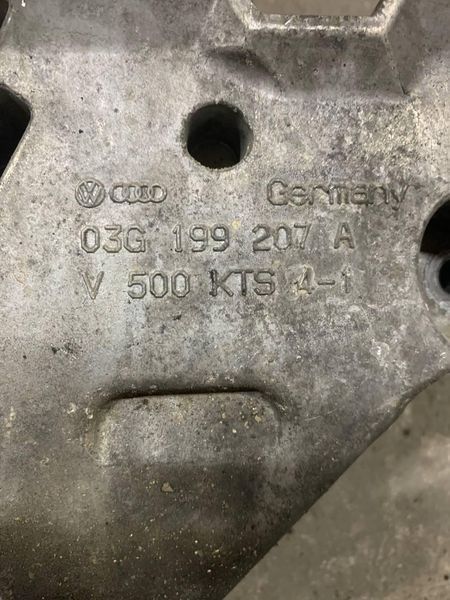 Кронштейн подушки (опоры) двигателя правой VW Touran 03-15, Caddy 3 03-15, Passat B6 05-10, Golf 5, Skoda A5, Audi A3 03G199207A 3055196161 фото
