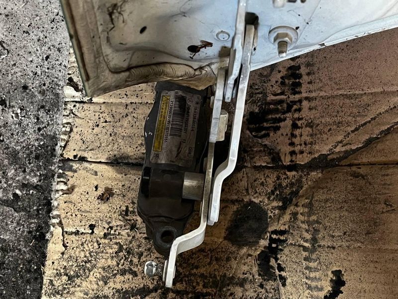 Петля Капоту Права з піропатроном MB Mercedes E-class W212 (09-16) A2129066301 2885633944 фото