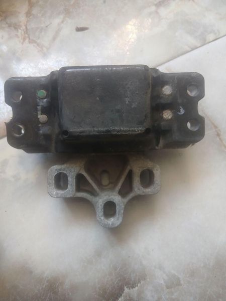 Подушка (опора) двигуна ліва Volkswagen Touran 2003-2010 1K0199555 3101950230 фото